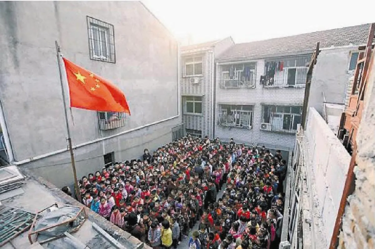 升旗典禮 600學生擠屋頂