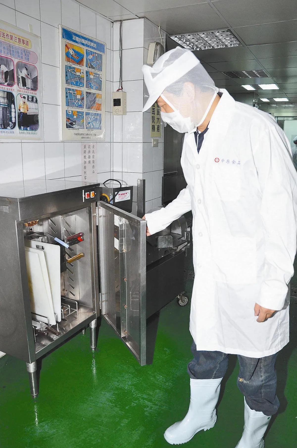 監督流程  在中央廚房 直擊從原料到裝盆配送