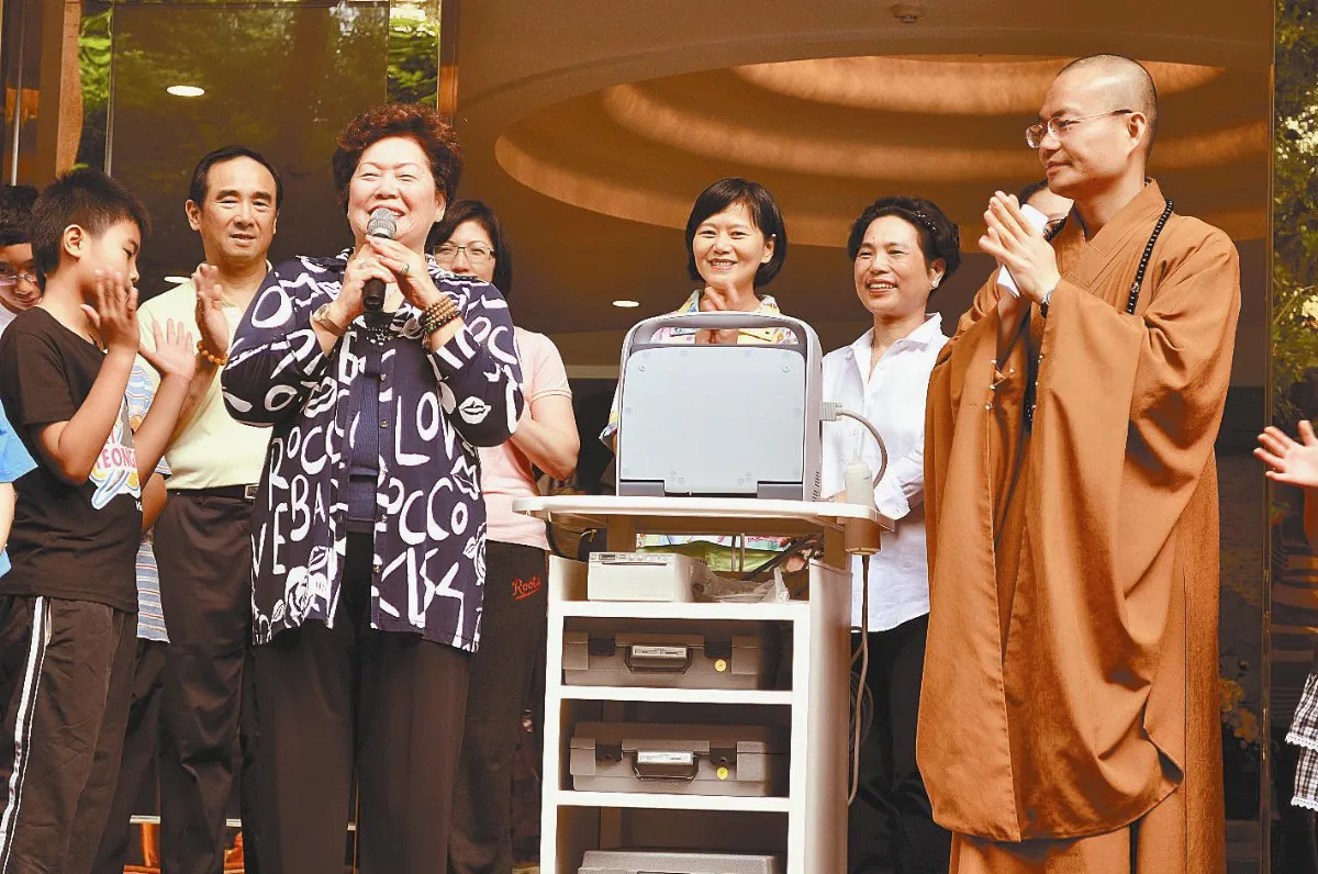 2011國際佛光會中華總會會員大會羅李阿昭捐超音波儀器 佛光醫療更提升