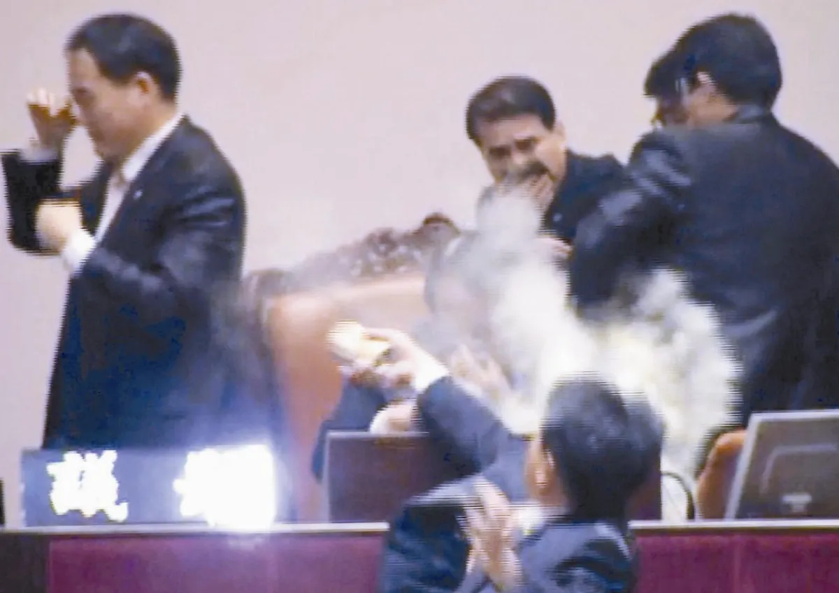 反對黨噴催淚瓦斯抗議南韓國會 強力通過韓美FTA