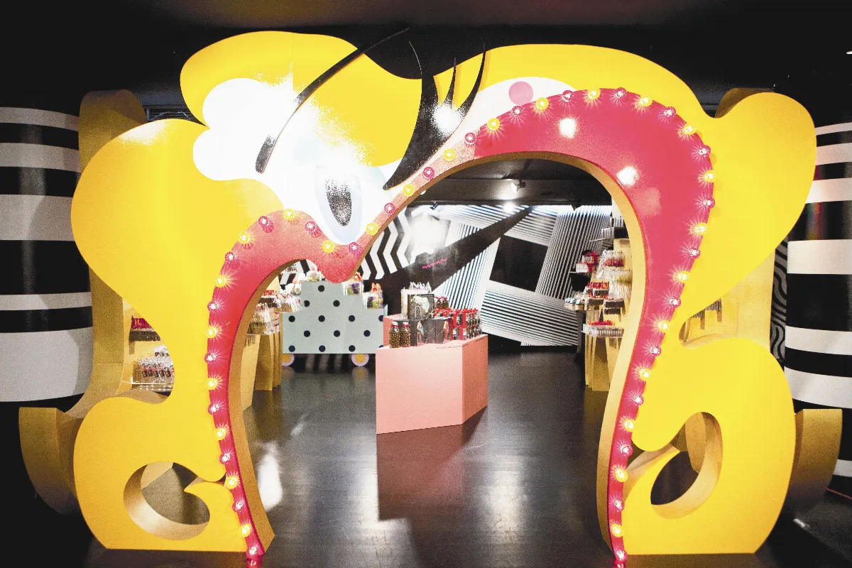 女神卡卡開新店 搞怪登場