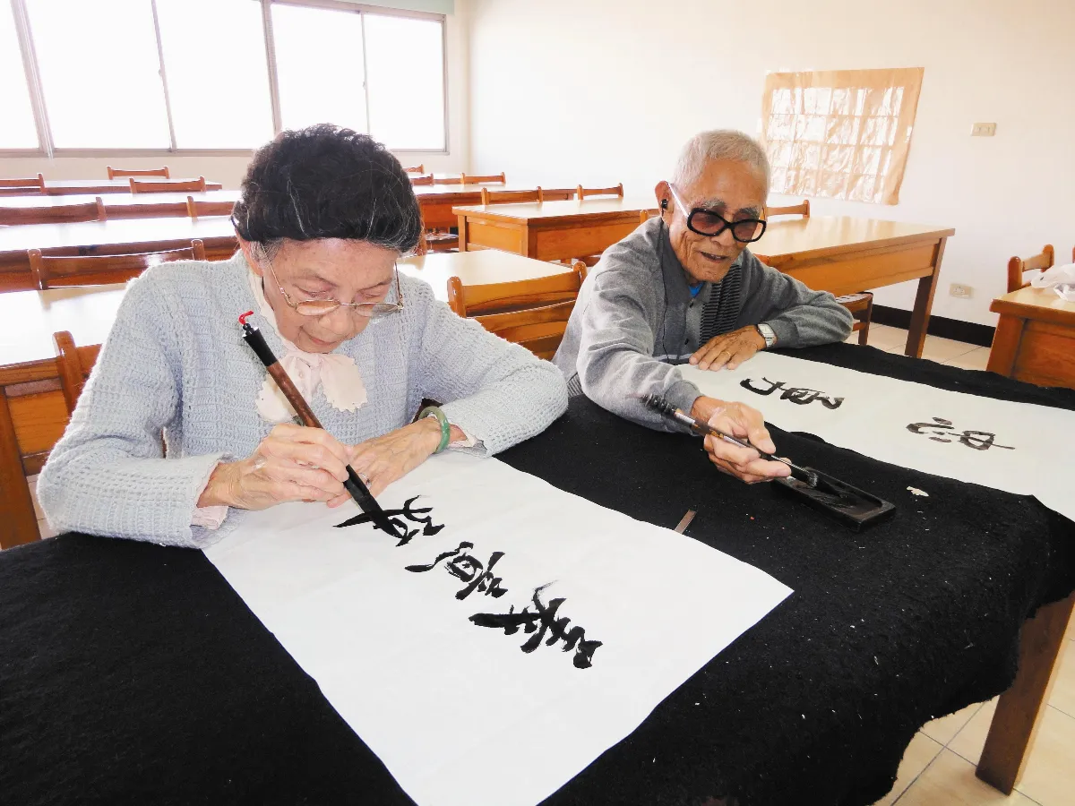 活到老學到老羅春福練書法學中文 李施錦綢寫篆書當畫畫
