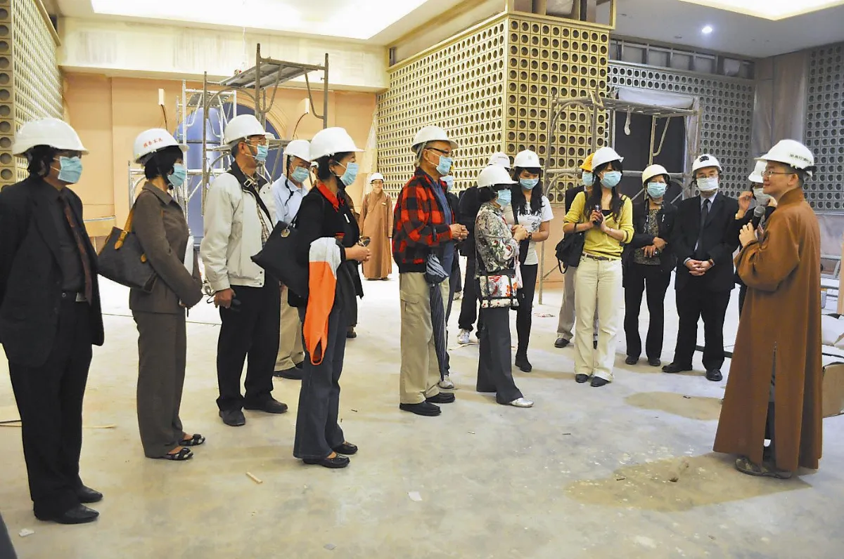 佛館宏偉 新聞界精英驚艷