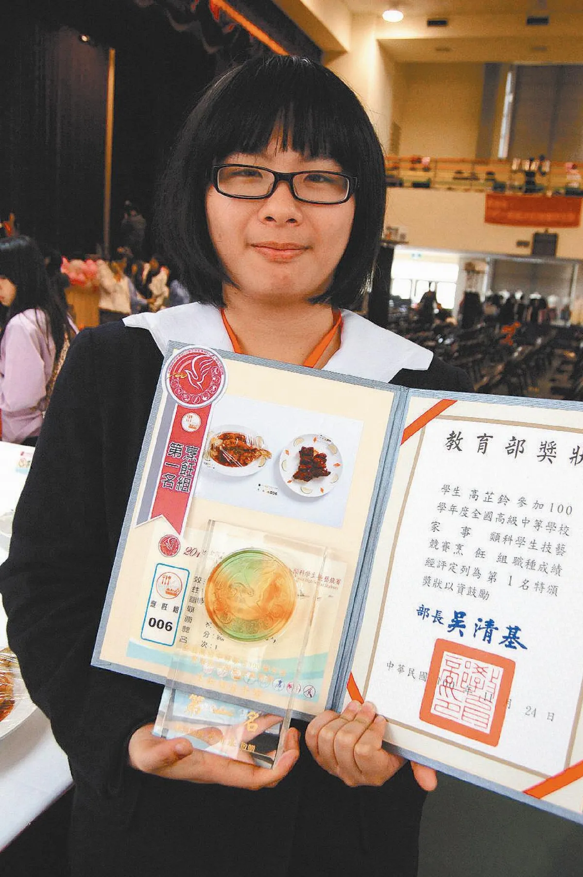 擊敗25選手 她奪烹飪冠軍