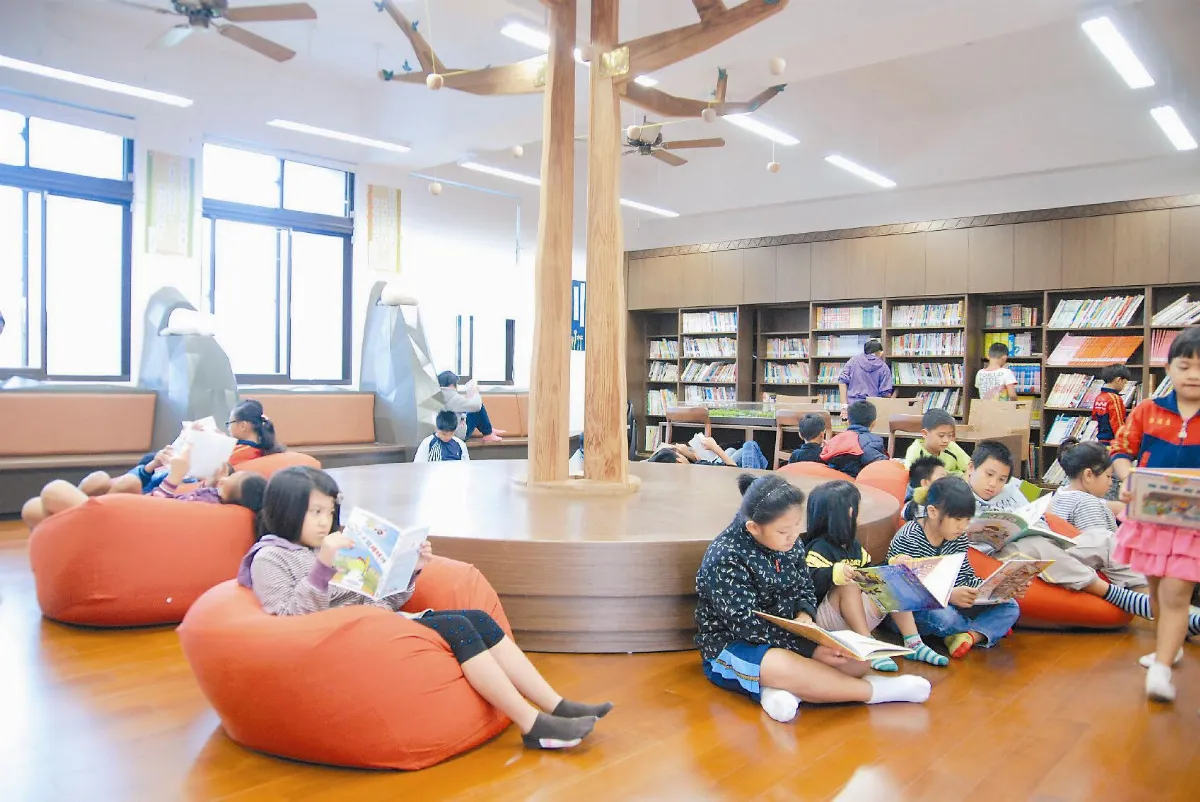 泰武學童到校 就到不可思議書屋