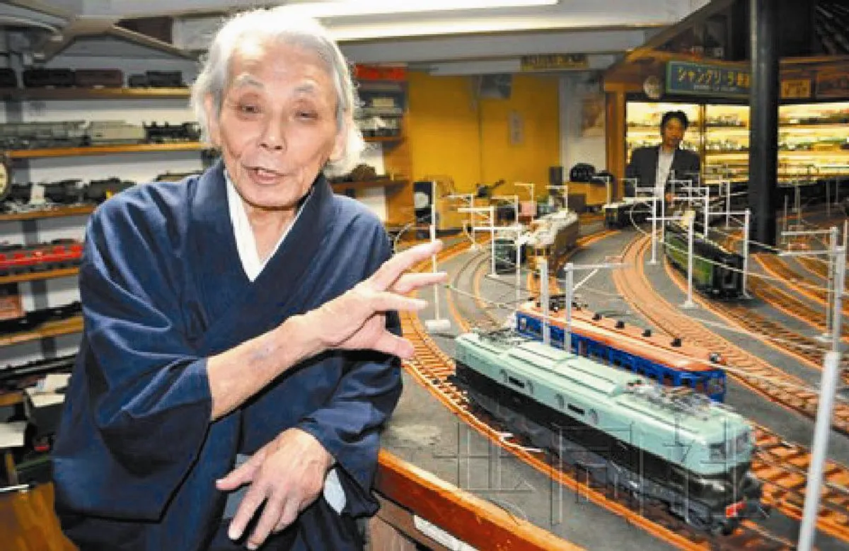 九旬翁 打造千件鐵路模型