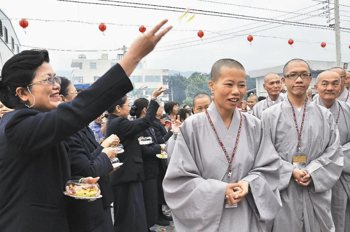 新人、長者、嬰孩 迎佛祖種福田