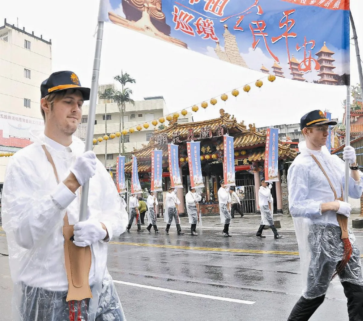 父母官走全程 佛大外籍生掌旗吸睛