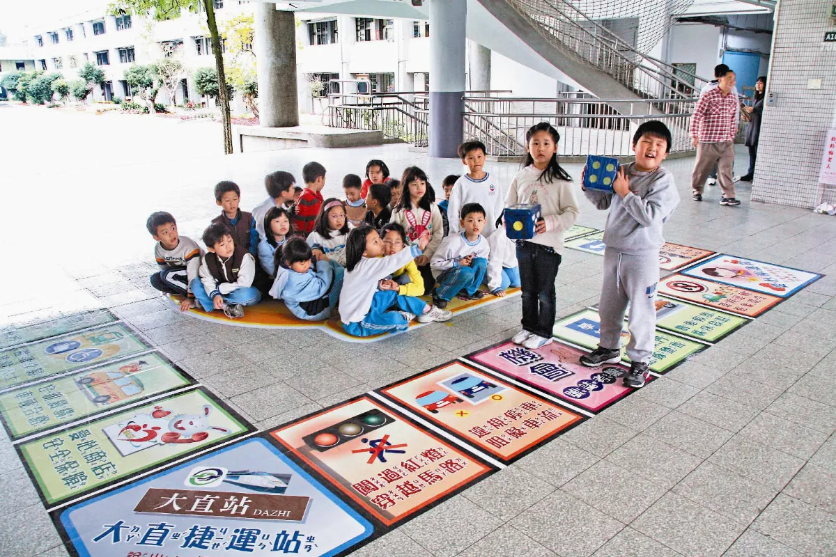 書包加反光背條 泰興學生安全行