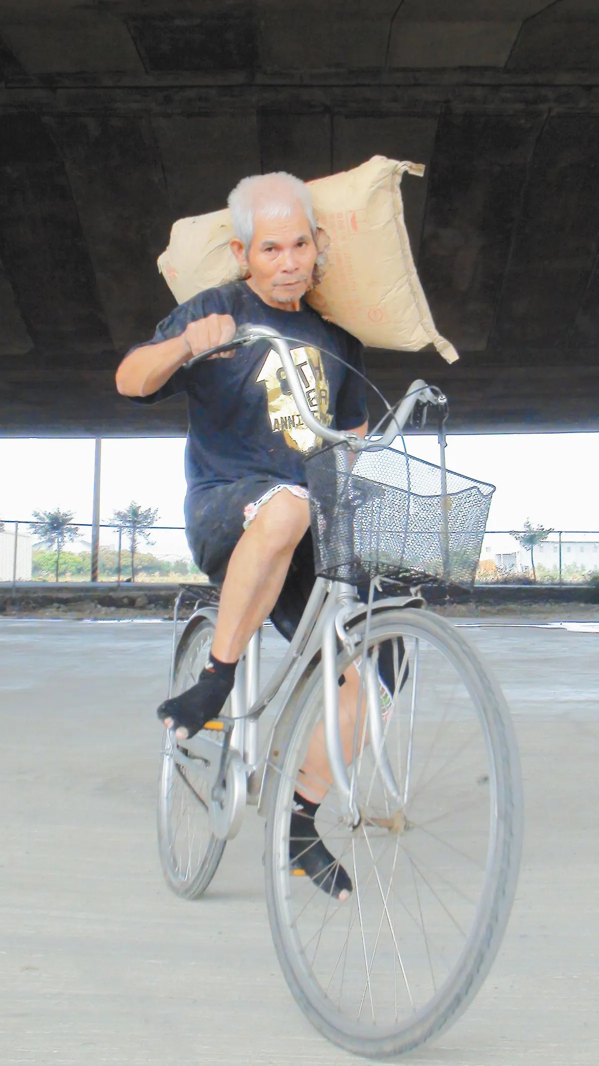 背水泥 穿裙騎單車
