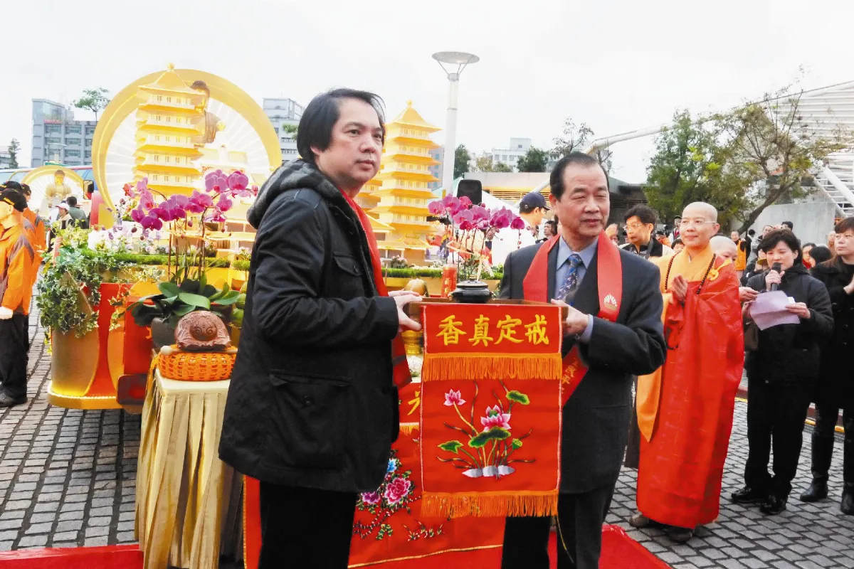 佛祖走過新北市 遍撒光明吉祥