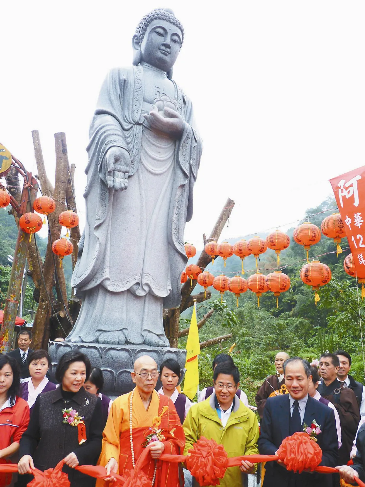 北宜公路立佛像 保祐過路人