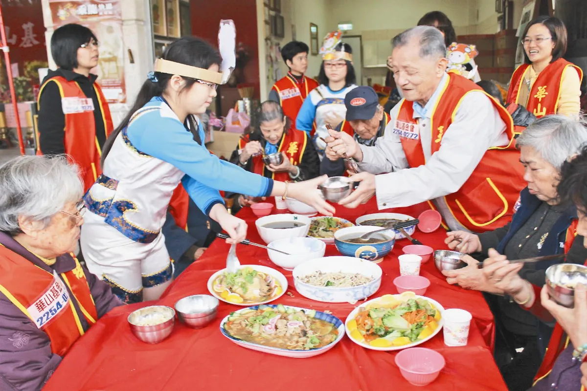 捐款助貧 企業送福袋