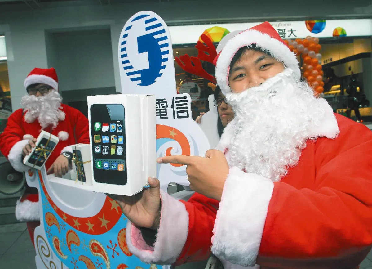 iPhone 4S開賣 寒雨擋不住搶購熱