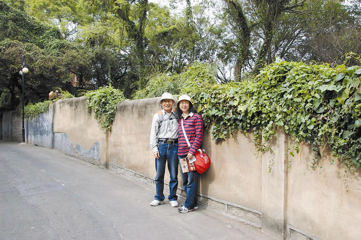 王統生與玫  足印凌亂 一步一驚奇