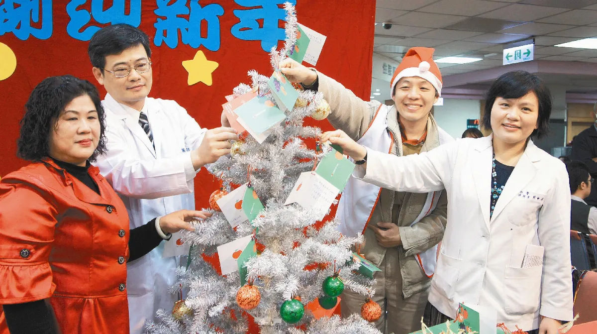 感謝卡掛滿耶誕樹