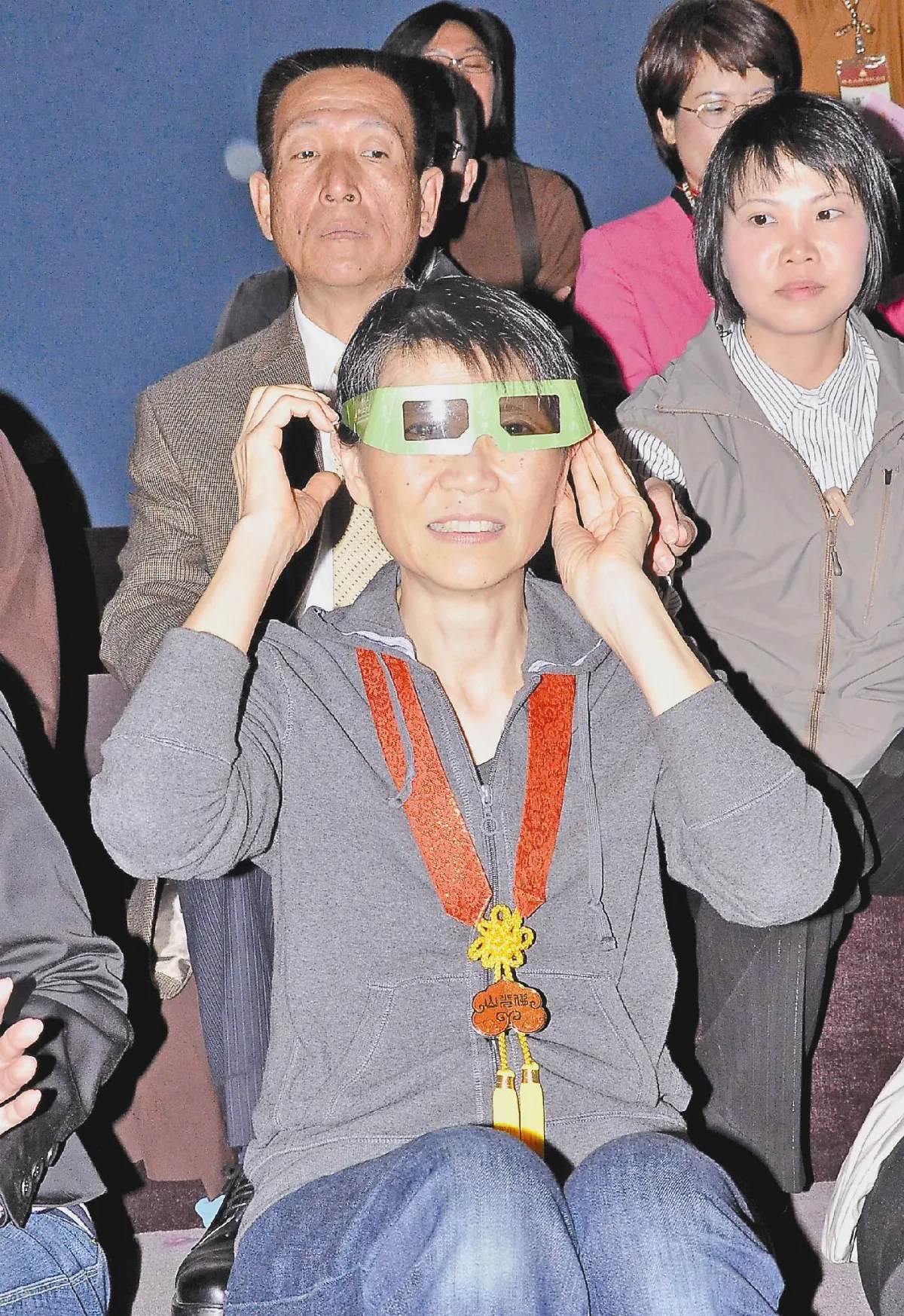 新聞導航 周美青戴4D眼鏡  看佛傳電影