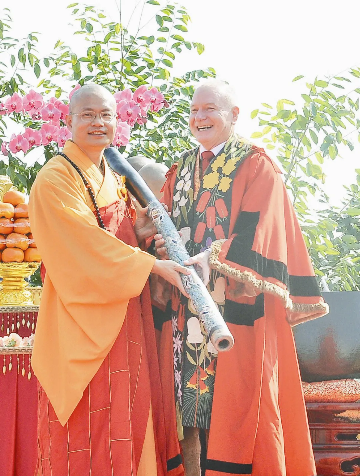 圖文視窗 臥龍崗市長 獻祝福