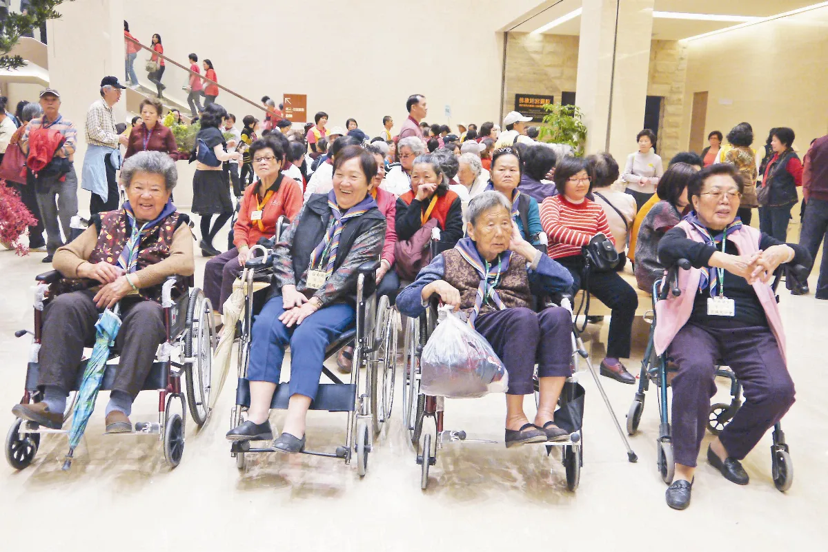 圖文視窗坐輪椅逛透透