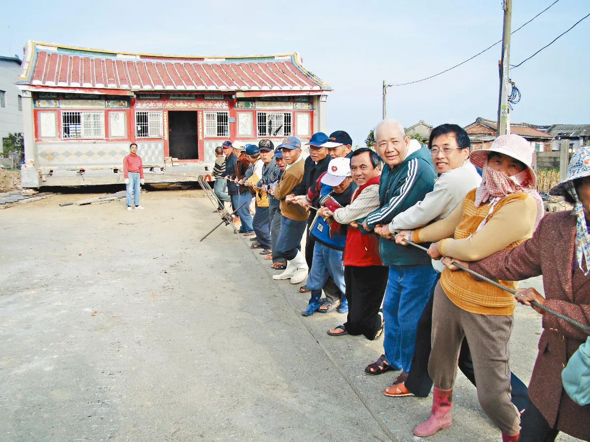 老廟不捨拆 人力移位送行