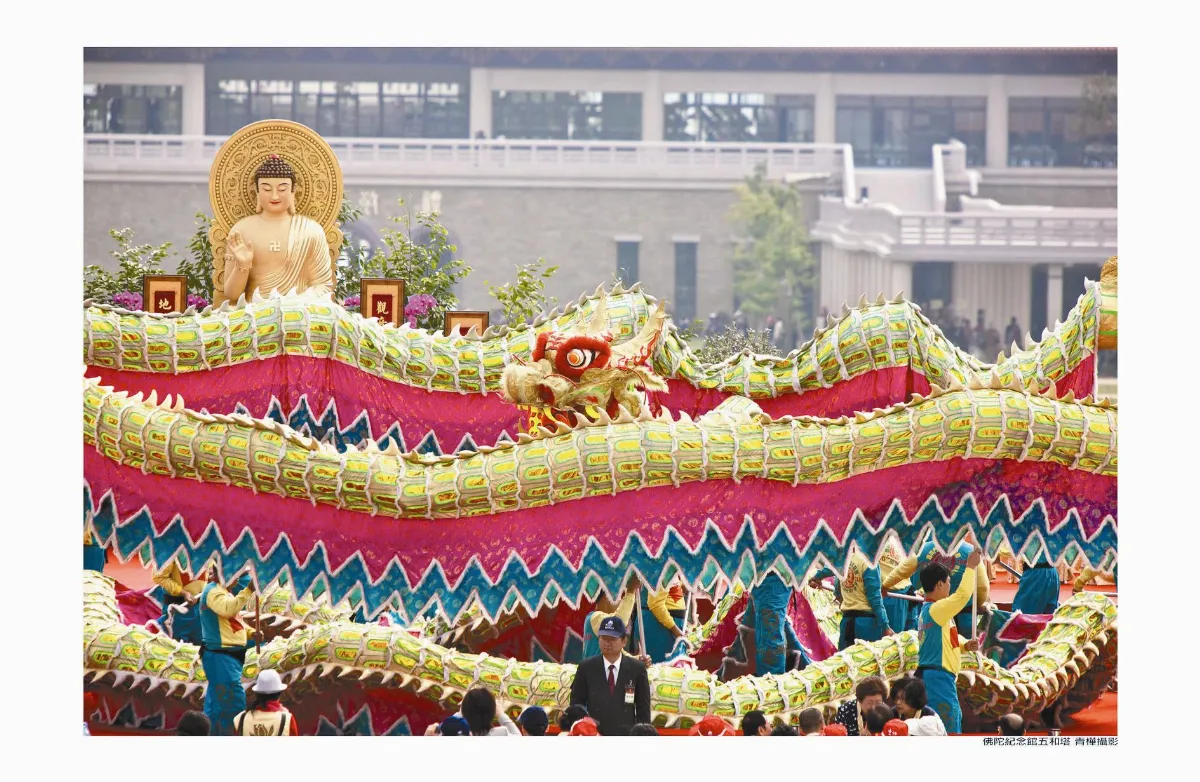 新鮮事   一○八公尺金龍王  舞動映金佛