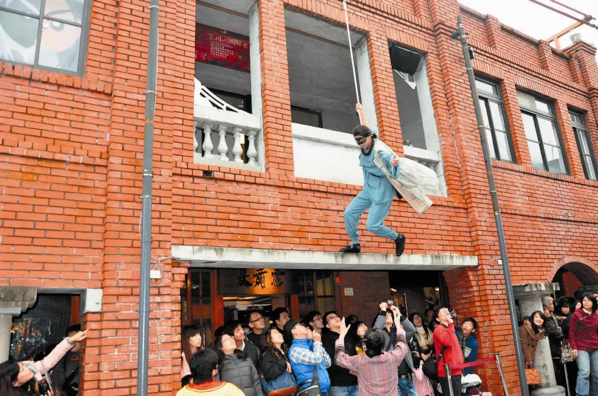 廖添丁再現 傳藝中心飛簷走壁
