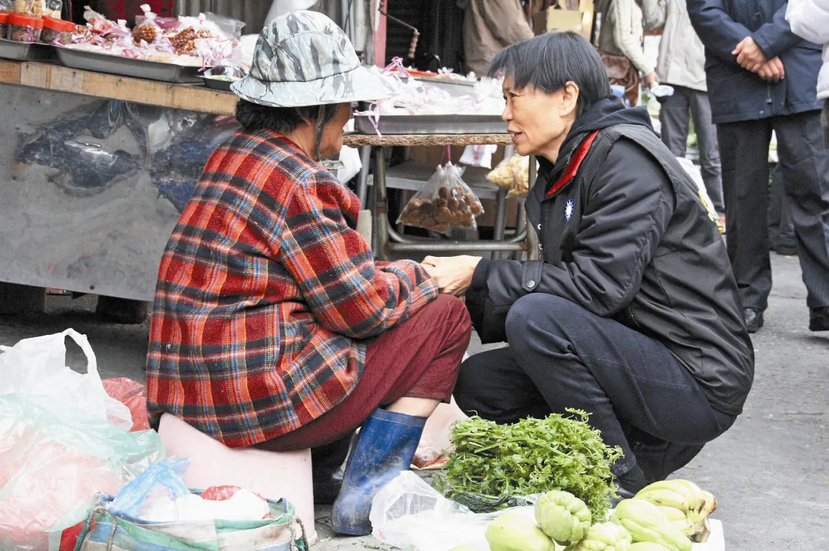 周美青市場拜票