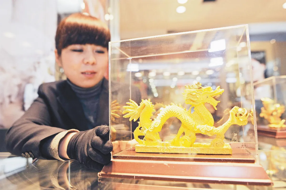 金價走低 龍飾火紅