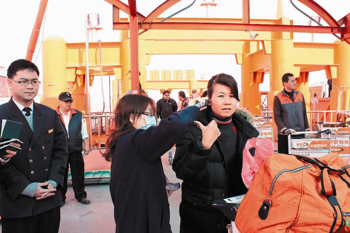 小三通旅客測體溫