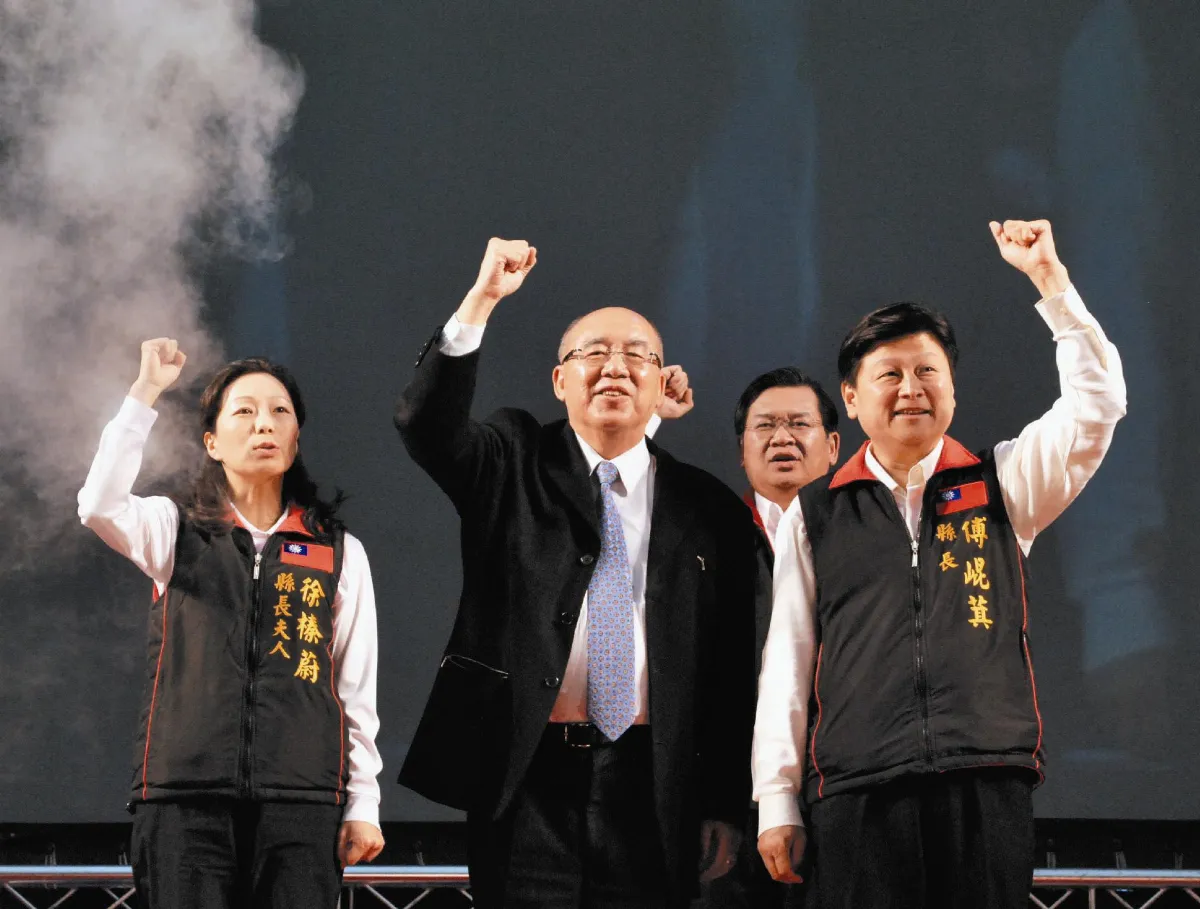 傅■萁站台接戰旗 公開挺馬