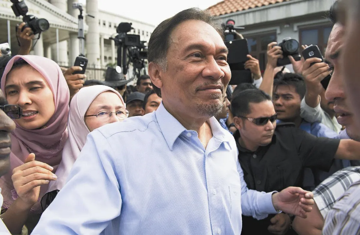 安華獲判無罪 法院外傳爆炸