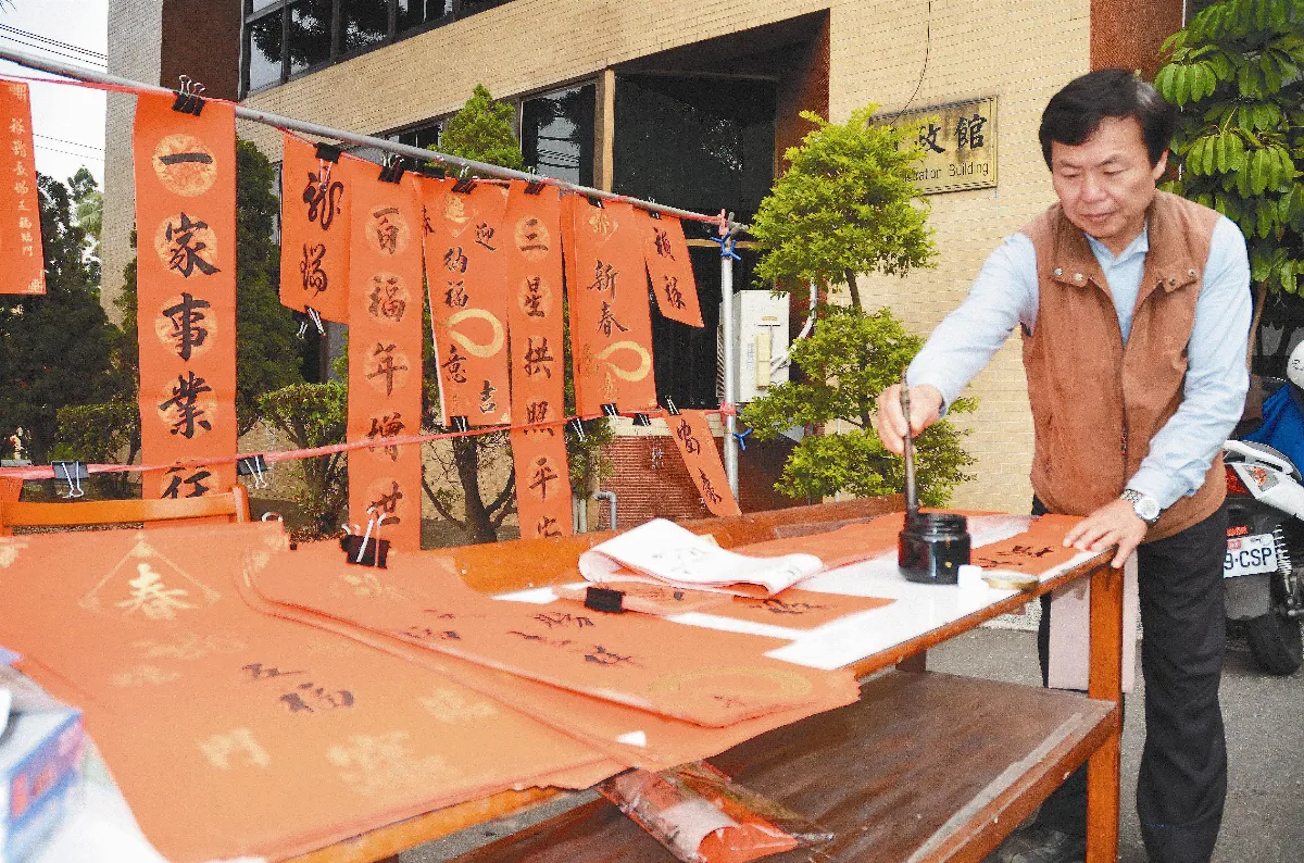 郭明儒寫春聯做公益 22年不輟