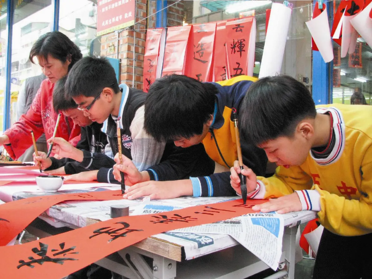 義賣春聯 學子現場揮毫