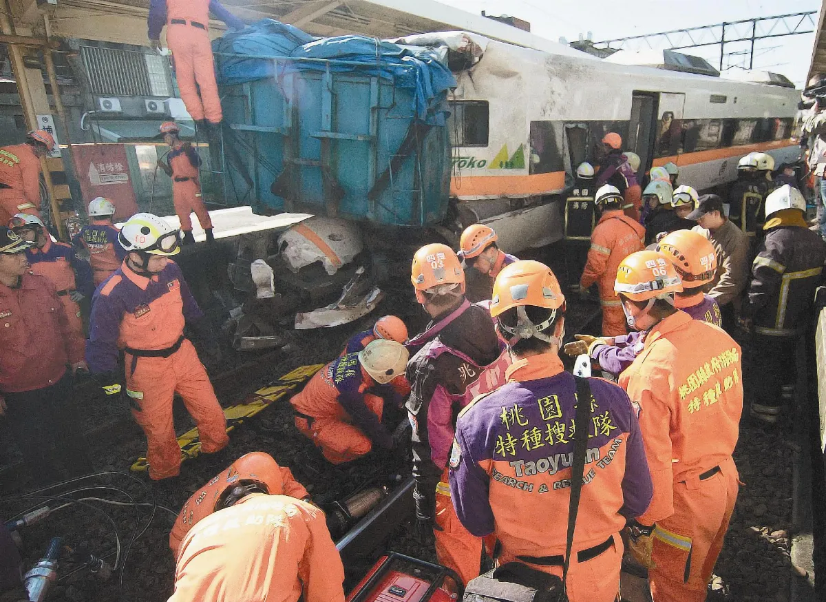 聯結車闖平交道 火車駕駛死亡
