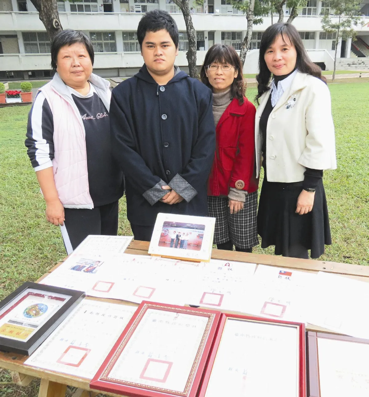 柬埔寨品學兼優生  師長聲援入籍