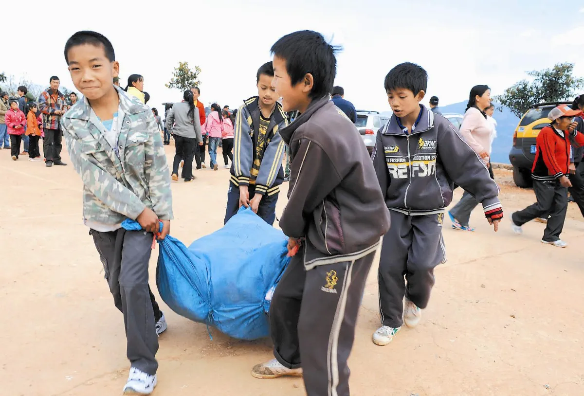 新衣送暖到學校