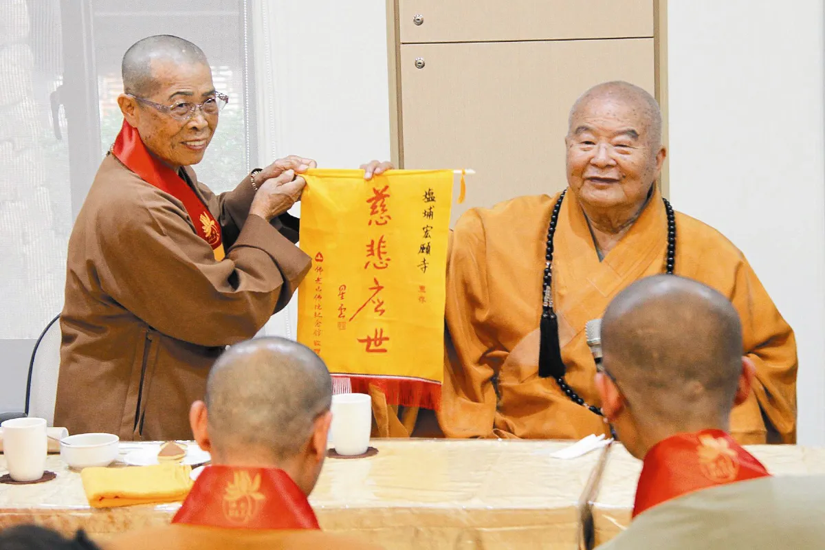 宮廟信眾 新年佛館禮佛