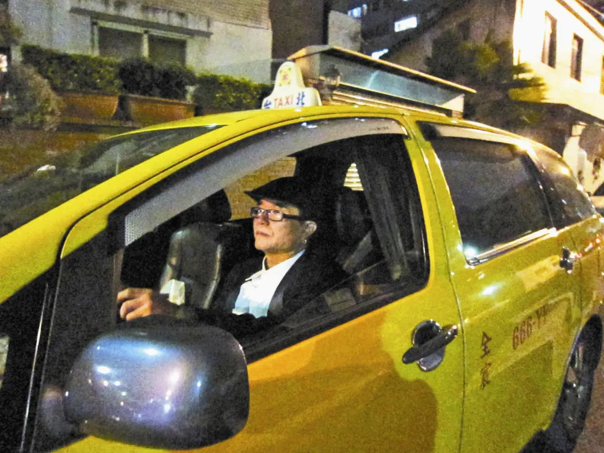 運將穿禮服 琴聲慰病友