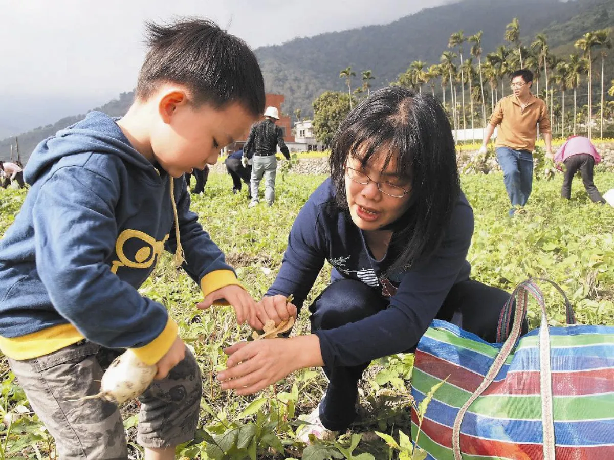 【社區部落格】老少合力 六百多人拔蘿蔔