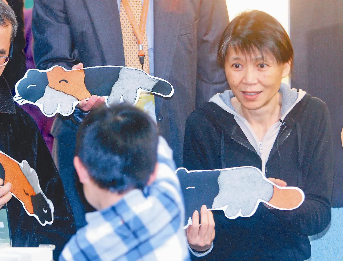 美青阿姨說故事 為童書館揭幕