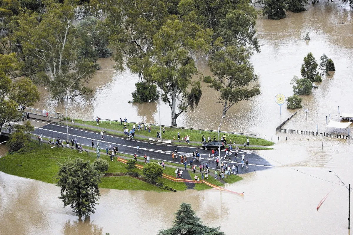 歐暴雪164人凍死 澳洪災逾萬人受困