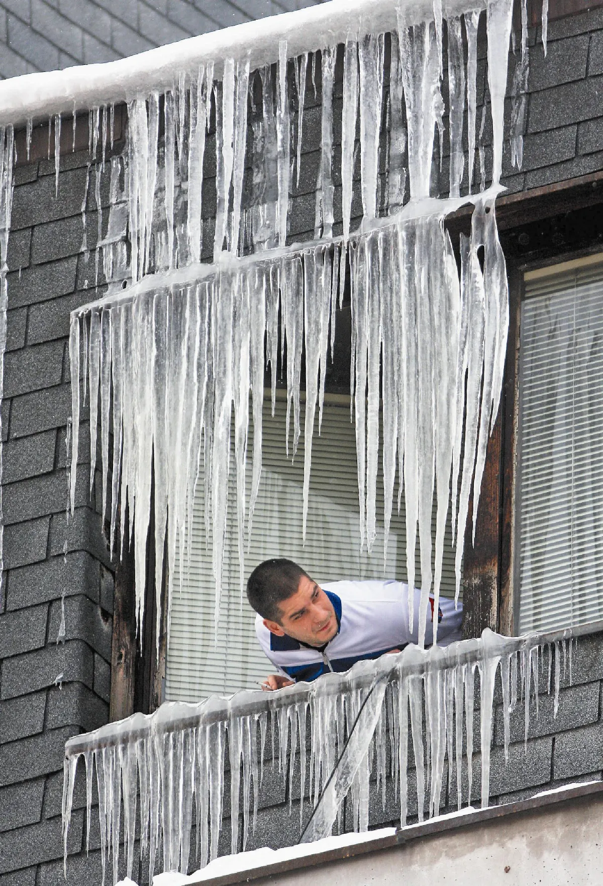 歐暴雪164人凍死 澳洪災逾萬人受困