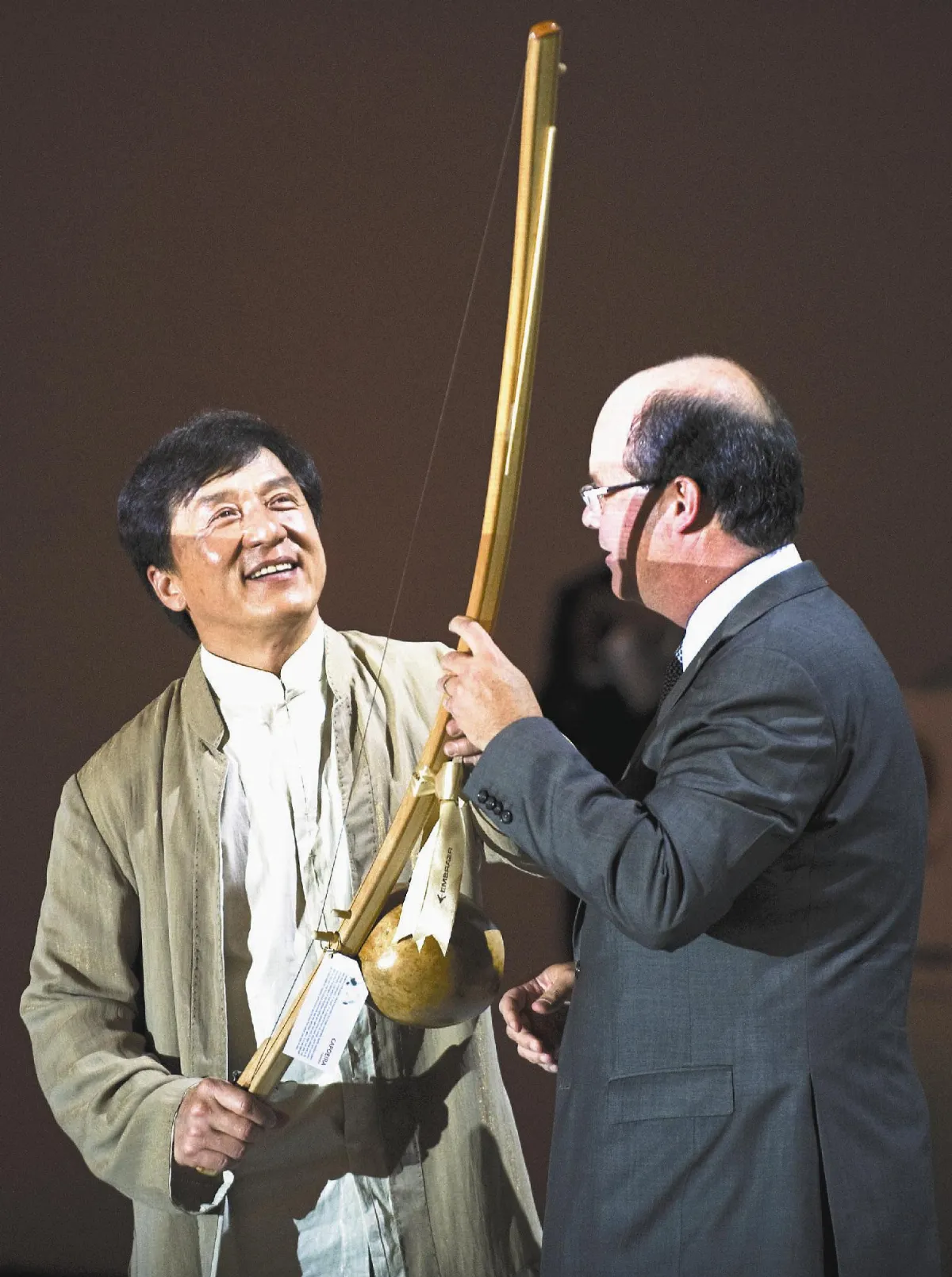 機尾漆「龍」好拉風 定價9億元代言巴西噴射客機 成龍專機曝光