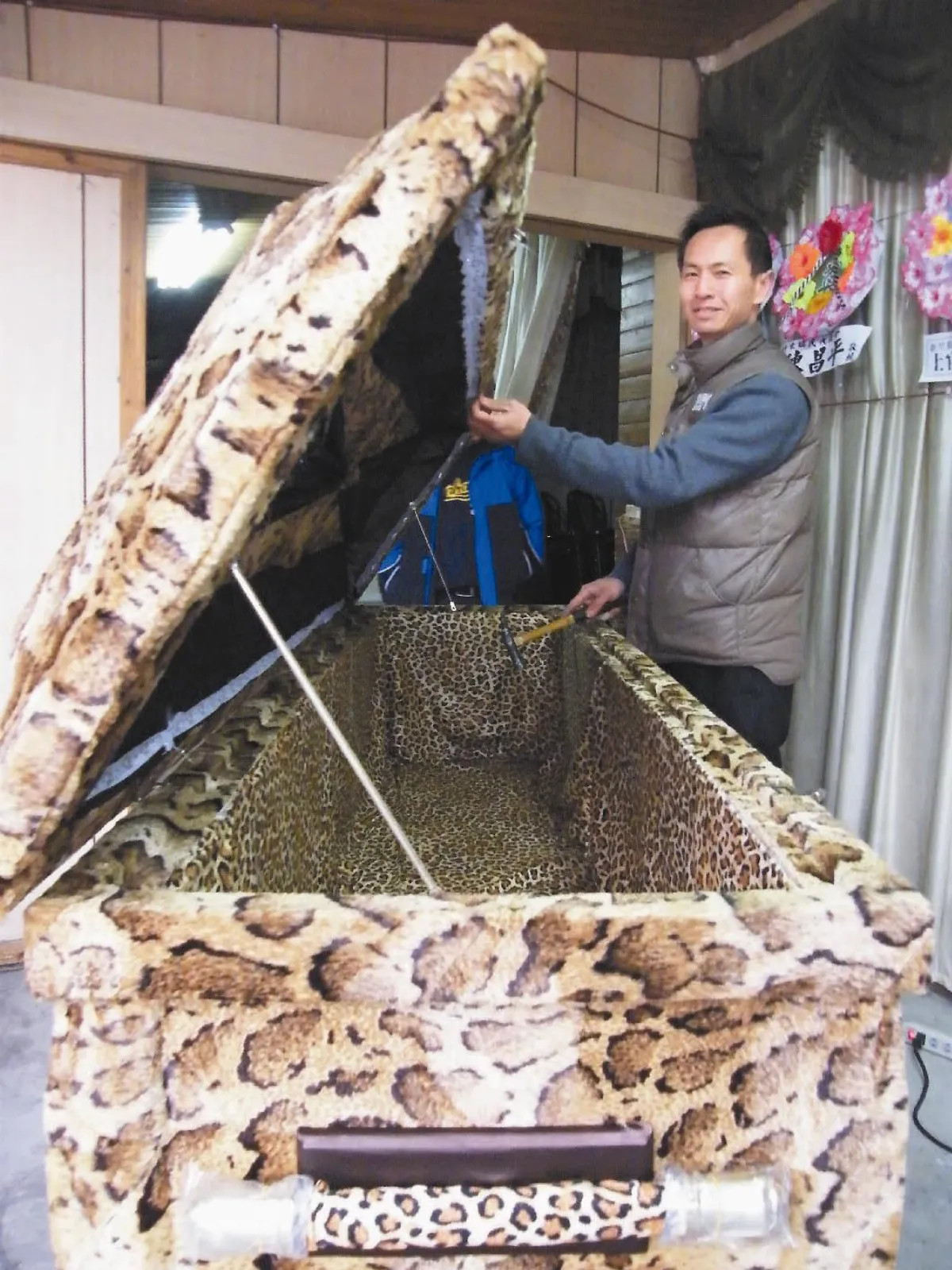 女兒愛豹紋 打造豹紋喪禮