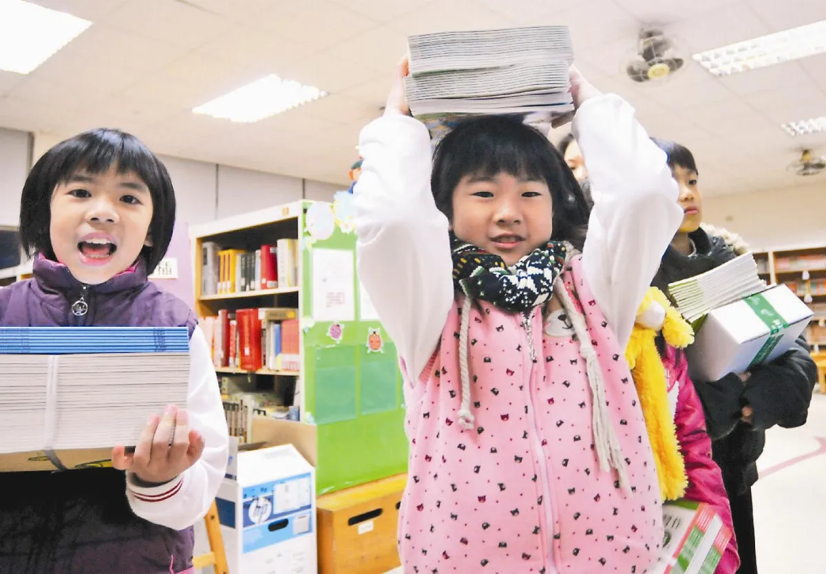 開學日 戴龍帽迎學生