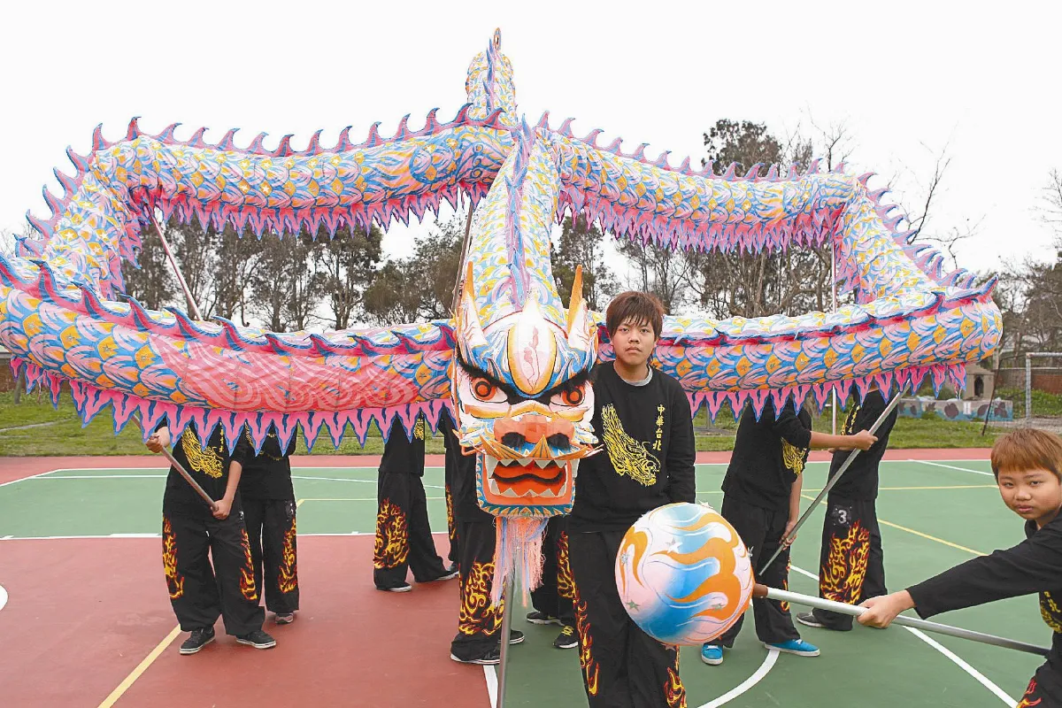 鳳岡國中夜光龍 香港獲大獎