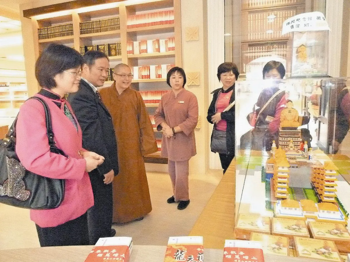 三重果菜公司員工 佛館朝聖