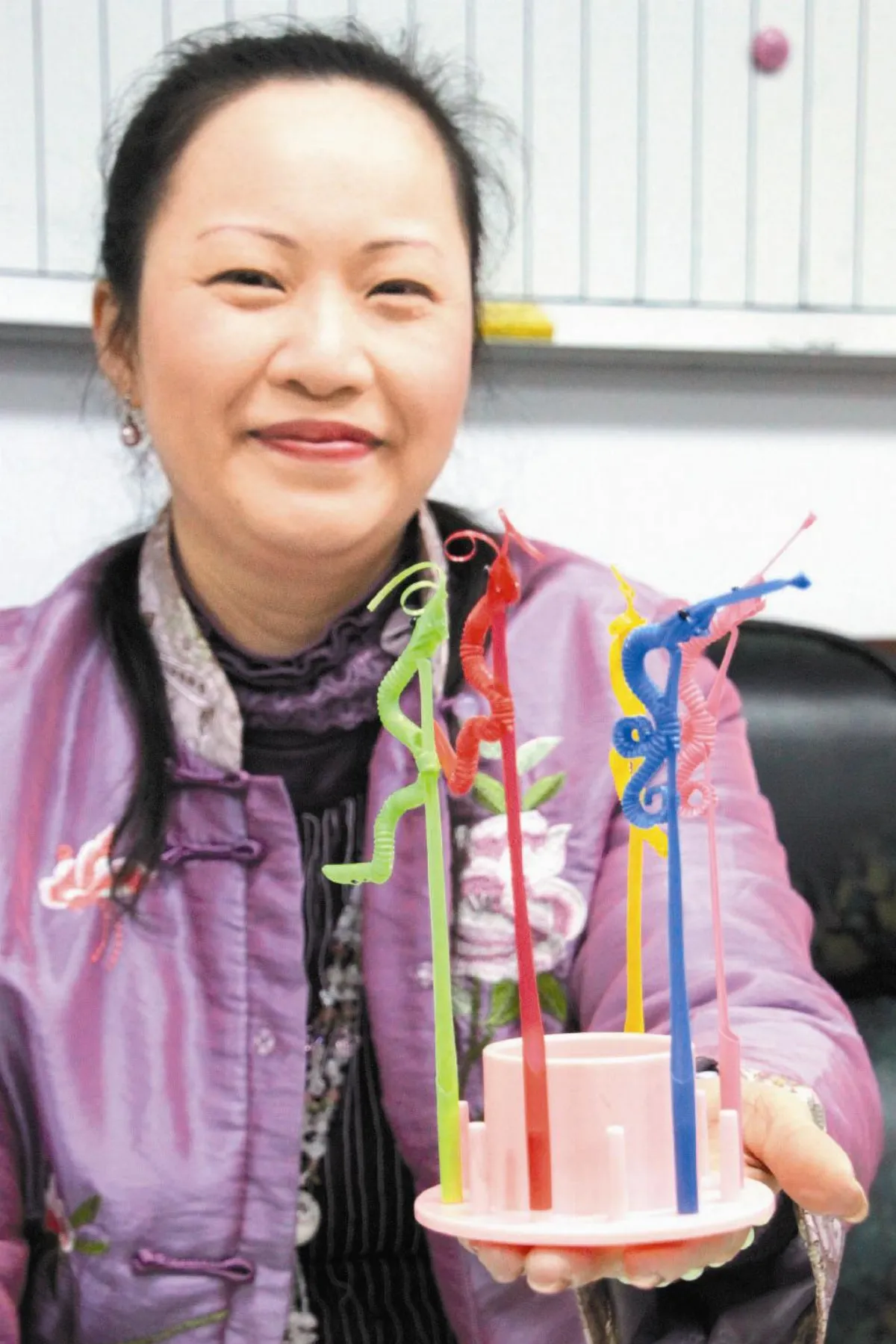【社區部落格】串珠達人摺吸管 病童開心學