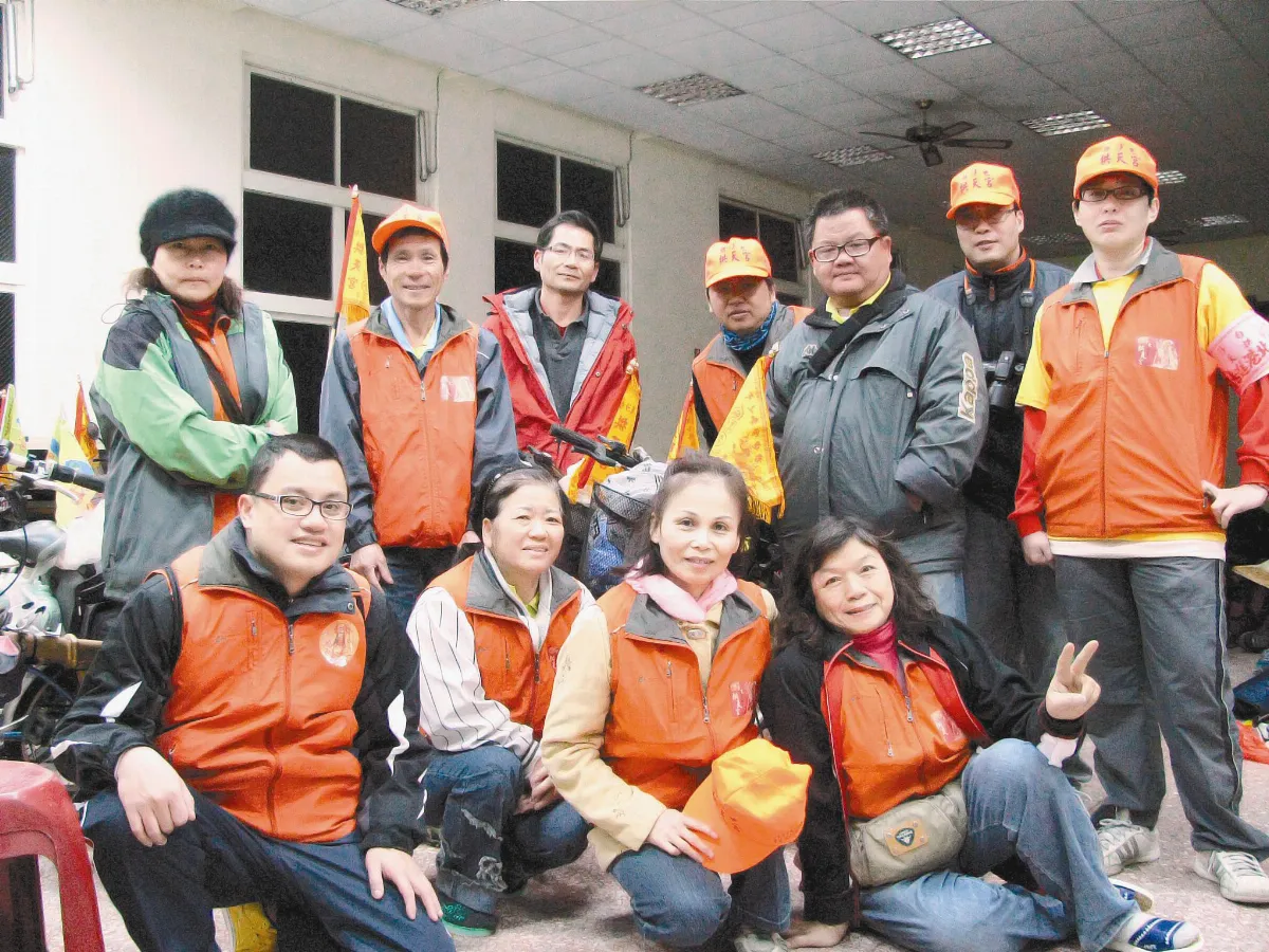 環保小尖兵騎鐵馬進香 沿路撿垃圾