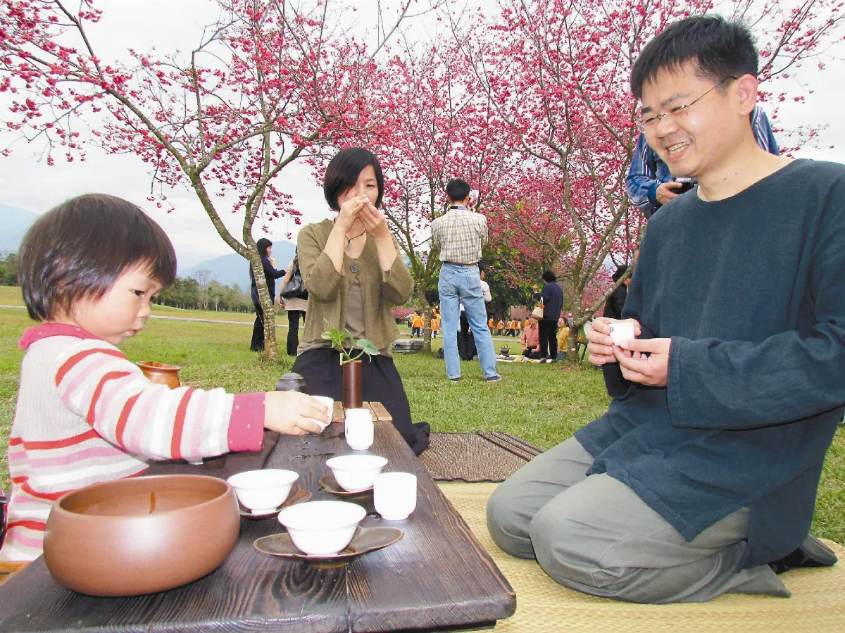 2歲10個月 泡茶不輸專業